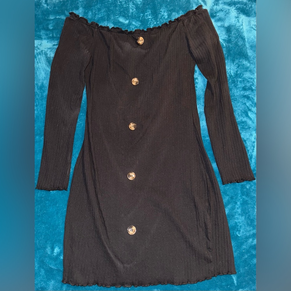 Black off the shoulder body-con dress